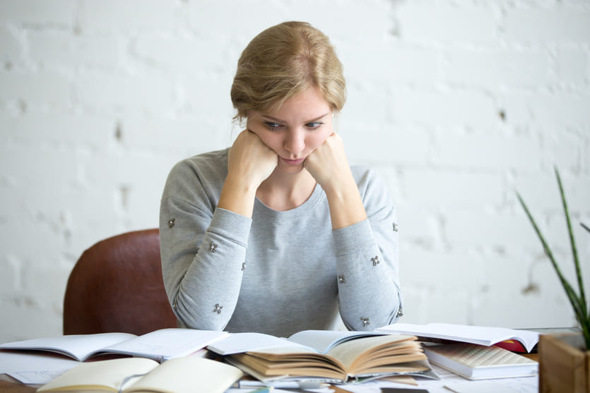 Persona haciendo una tarea y con dificultades para concentrarse