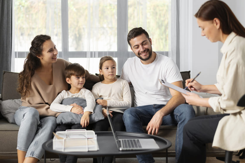 Familia asistiendo a terapia de familia con una psicóloga en un gabinete