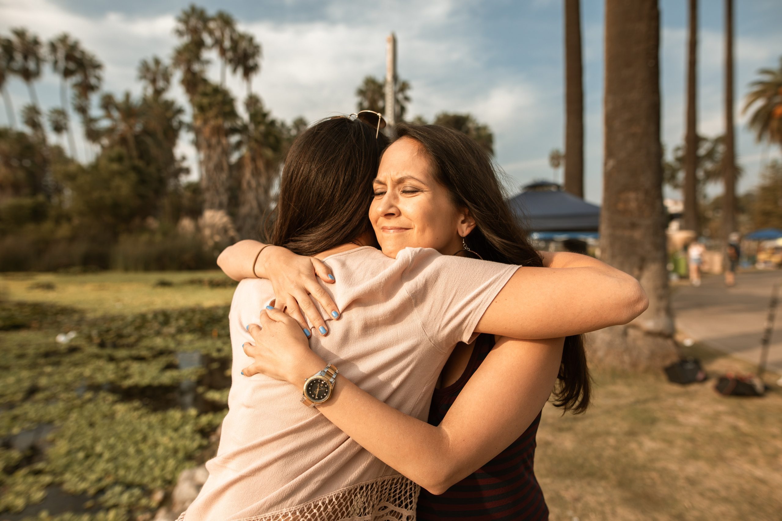 Dos amigas dándose un abrazo y acompañándose en un duelo