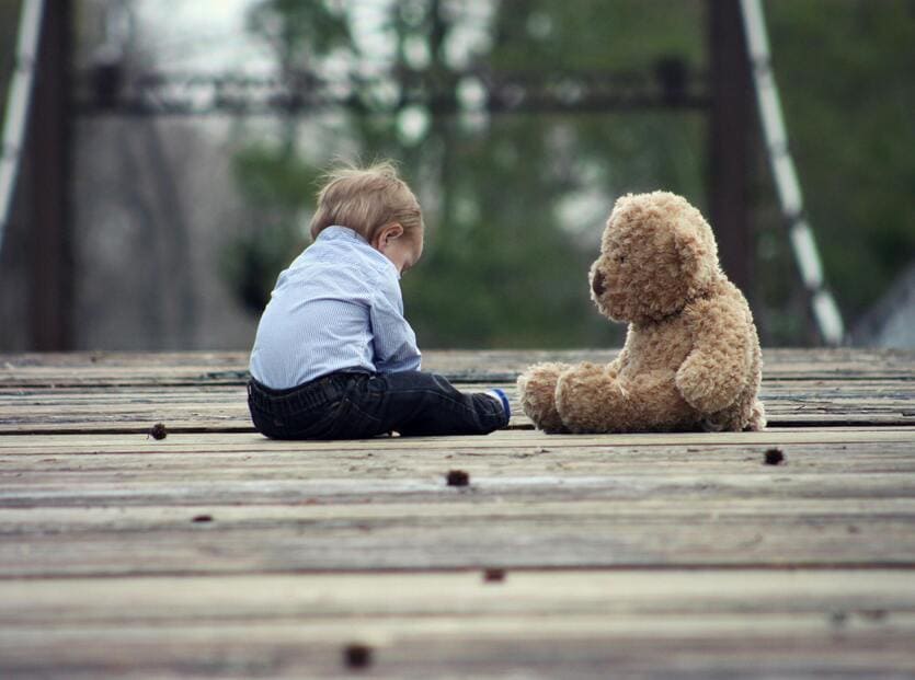 niño triste por complacencia