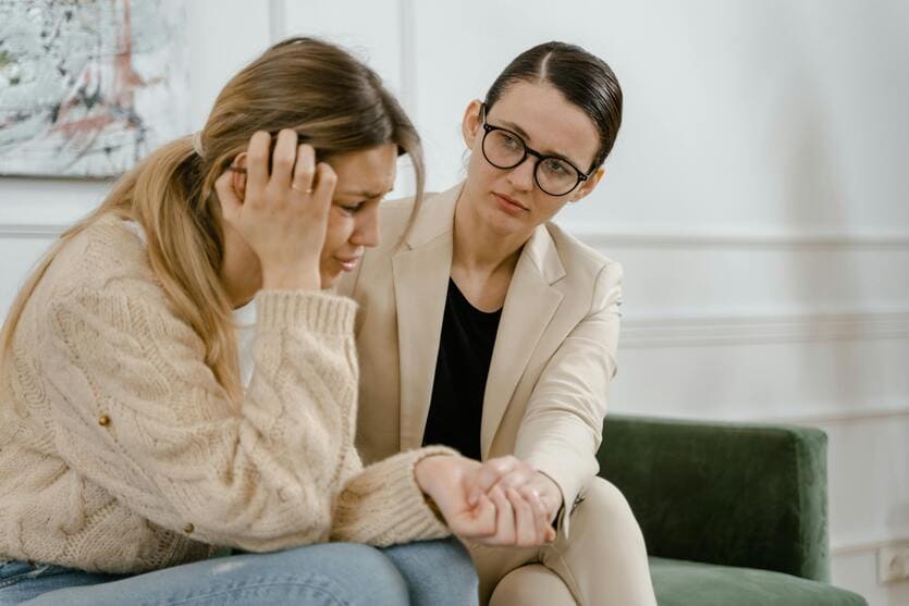 Chica en terapia por dependencia emocional