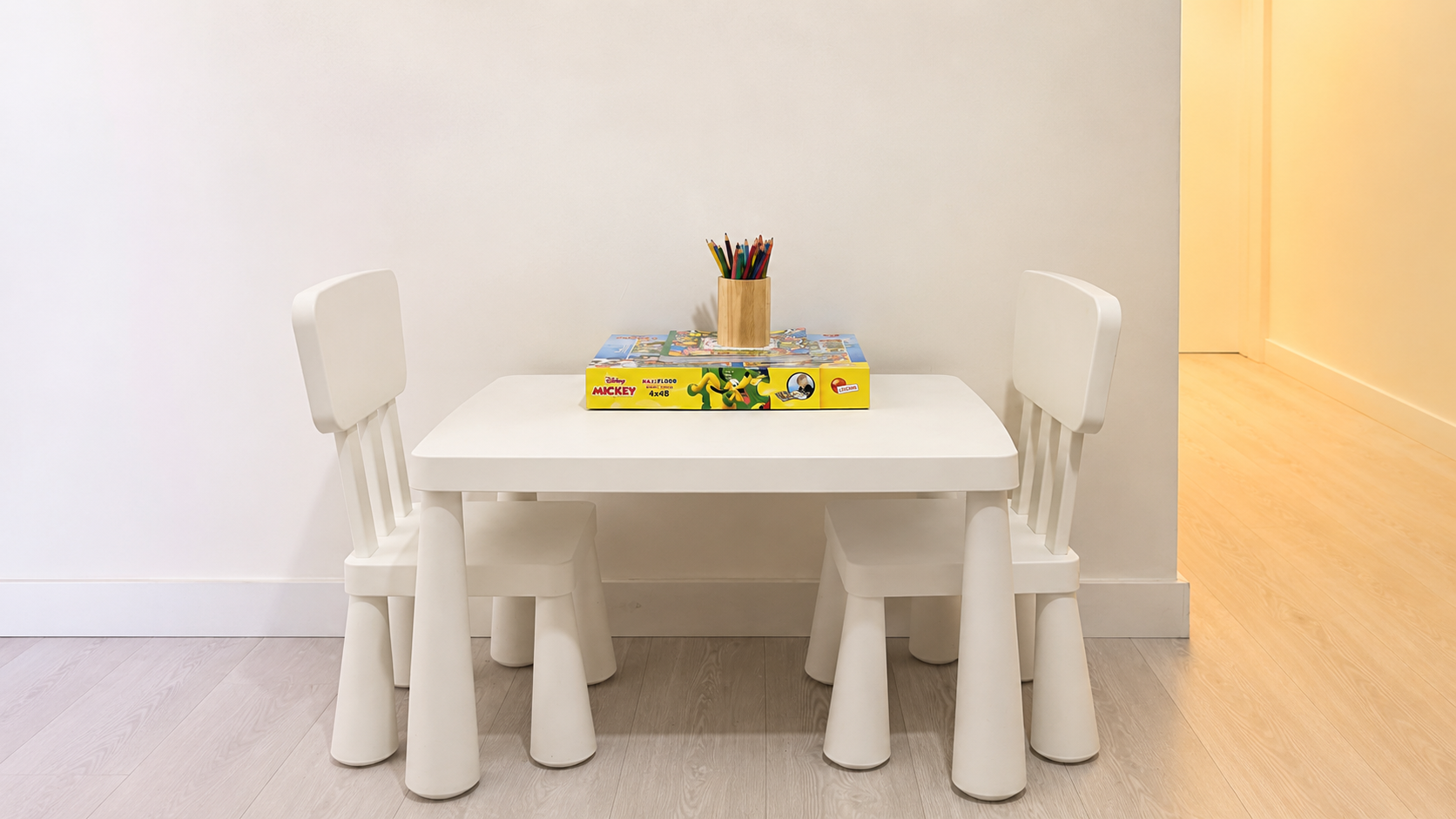 mesa y sillas infantiles con lápices de colores en una consulta de psicología para niños